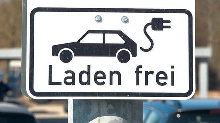 Die Vorteile für E-Autos verschwinden in der Praxis, wenn die Stromtankstellen von anderen zugeparkt werden. 