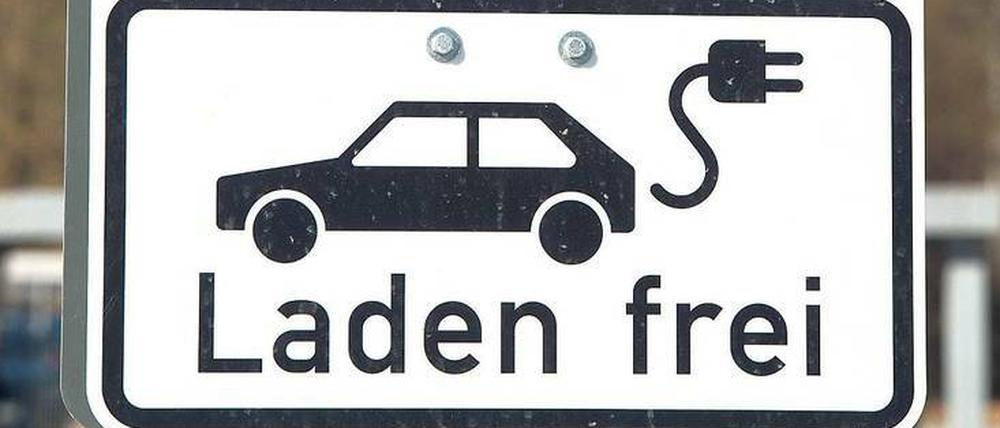 Die Vorteile für E-Autos verschwinden in der Praxis, wenn die Stromtankstellen von anderen zugeparkt werden.