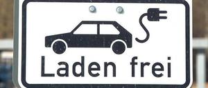 Die Vorteile für E-Autos verschwinden in der Praxis, wenn die Stromtankstellen von anderen zugeparkt werden. 