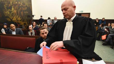Der Anwalt des mutmaßlichen islamistischen Terroristen Salah Abdeslam, Sven Mary, wartet auf den Prozessbeginn.
