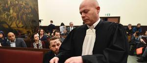 Der Anwalt des mutmaßlichen islamistischen Terroristen Salah Abdeslam, Sven Mary, wartet auf den Prozessbeginn.
