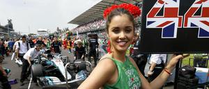 Das ist ein so genanntes Grid Girl bei der Formel 1.