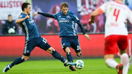 Nimm du, ich hab. Hamburgs Filip Kostic (l) und Aaron Hunt kämpfen um den Ball.