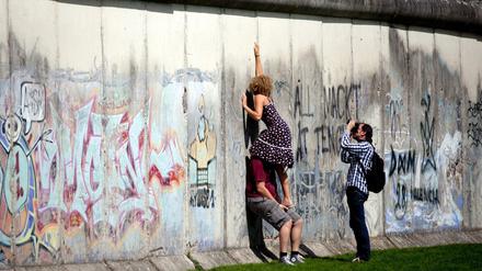 Unüberwindbar scheint die Berliner Mauer an der Gedenkstädte an der Bernauer Straße. Trotzdem gab es Mutige, die unter Lebensgefahr über die Mauer kletterten. 