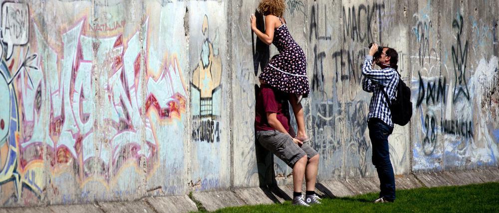 Unüberwindbar scheint die Berliner Mauer an der Gedenkstädte an der Bernauer Straße. Trotzdem gab es Mutige, die unter Lebensgefahr über die Mauer kletterten.