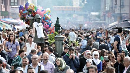 Auf dem Kreuzberger Myfest feiern die Berliner jedes Jahr friedlich den Tag der Arbeit.