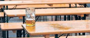 Leere Tische. Vor 30 Jahren trank noch mehr als jeder zweite 18- bis 25-Jährige mindestens einmal in der Woche Alkohol. Im vergangenen Jahr trank nur noch jeder dritte junge Erwachsene regelmäßig. 