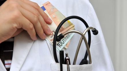 Korrupte Ärzte, scheinbare Patienten und betrügerische Pflegedienste brachten die Ämter um eine Milliarde Euro.