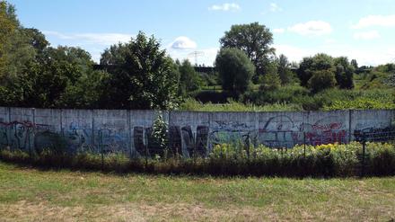 An einigen Orten rund um West-Berlin steht die Hinterlandmauer noch, wie hier zwischen Rudow und Altglienicke. 