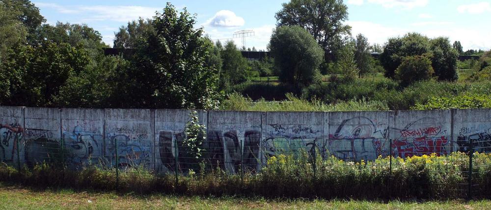 An einigen Orten rund um West-Berlin steht die Hinterlandmauer noch, wie hier zwischen Rudow und Altglienicke.