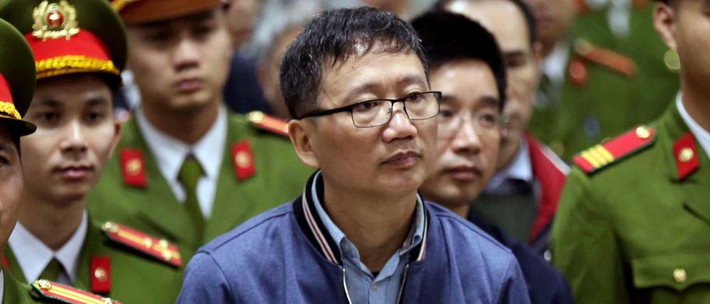 Der vietnamesische Geschäftsmann, Trinh Xuan Thanh (Mitte) in einem Gerichtssaal.