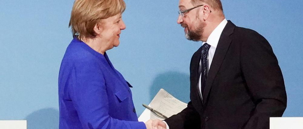 Fester Handschlag, stabile Koalition? Angela Merkel und Martin Schulz planen die nächste große Koalition - löst die grundstürzende Probleme?