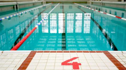 Das Stadtbad Mitte in der Gartenstraße: Von so leeren Bahnen träumen Sportschwimmer. 