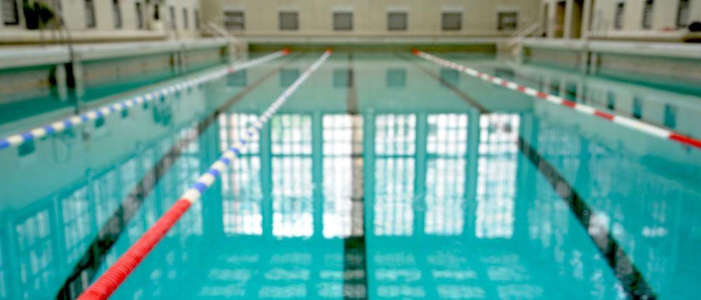 Das Stadtbad Mitte in der Gartenstraße: Von so leeren Bahnen träumen Sportschwimmer. 