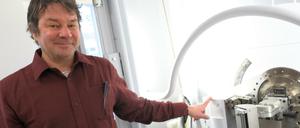 Ralf Milke steht am Röntgendiffraktometer, mit dem er die Stücke analysiert.
