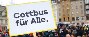 "Cottbus für alle" steht auf dem Schild, mit dem ein Mann 2018 bei einer Dmonstration in Cottbus für eine weltoffene Gesellschaft hochhielt.