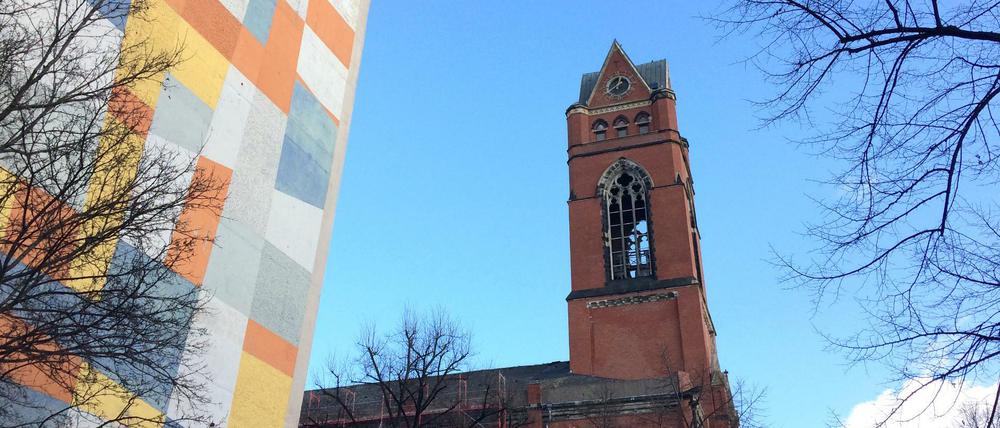 Enges b´Beieinander: Die Katholische Schule St. Franziskus und die Kirche St. Matthias in Schöneberg.