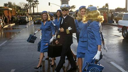 Szene aus dem Steven-Spielberg-Film "Catch Me If You Can" mit Leonardo DiCaprio von 2002, der auf einer wahren Geschichte basiert. Der Hochstapler ergattert eine Uniform der Airline PanAm und hebt ab. Sind auch Air Berlins Uniformen ein Sicherheitsrisiko?