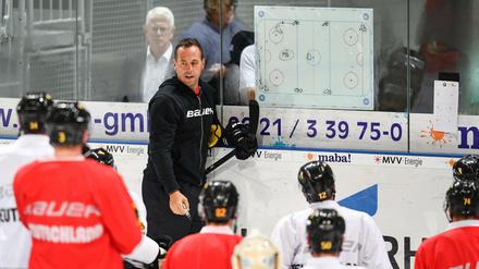 Noch länger am Taktikbrett: Bundestrainer Marco Sturm.