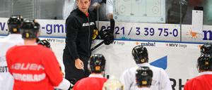 Noch länger am Taktikbrett: Bundestrainer Marco Sturm.