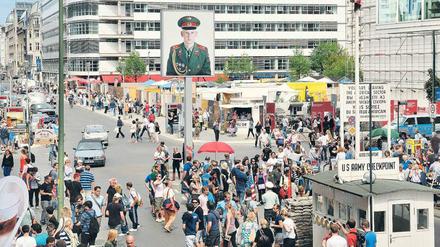Touristenmagnet: Der Checkpoint Charlie in Berlin.