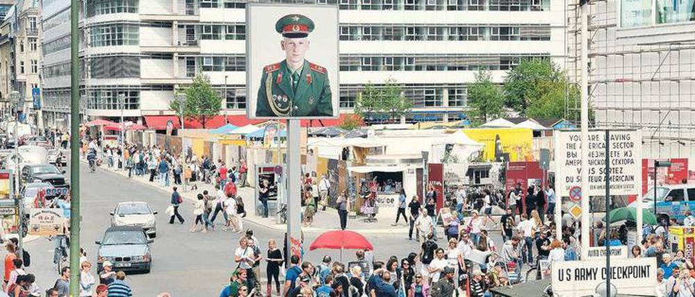 Touristenmagnet: Der Checkpoint Charlie in Berlin.