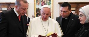 Papst Franziskus heißt Recep Tayyip Erdogan und dessen Frau Emine Erdogan vor einer Privataudienz im Vatikan willkommen.
