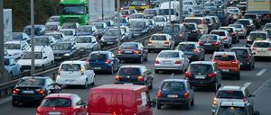 Dicht an dicht. Auf der Stadtautobahn A100 staut es sich immer wieder.