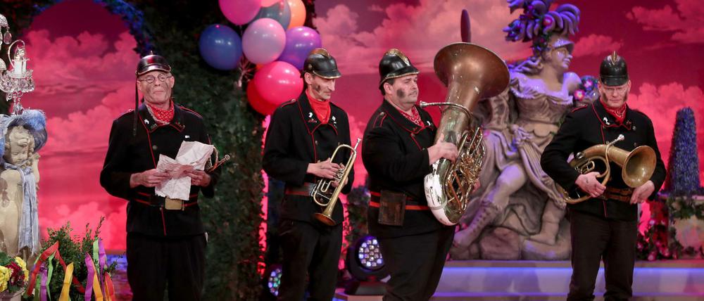 Die "Altneihauser Feierwehrkapell'n" tritt bei der Fernseh-Prunksitzung des Fränkischen Fastnacht-Verbandes "Fastnacht in Franken" in Veitshöchheim auf. Die Sitzung wurde vom BR übertragen und erreichte weit mehr als vier Millionen Zuschauer.