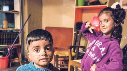 Der knapp drei Jahre alte Nemir und seine siebenjährige Schwester Zahra haben ihren Vater lange nicht mehr gesehen. 