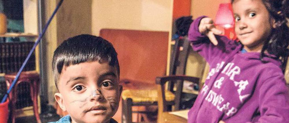 Der knapp drei Jahre alte Nemir und seine siebenjährige Schwester Zahra haben ihren Vater lange nicht mehr gesehen.