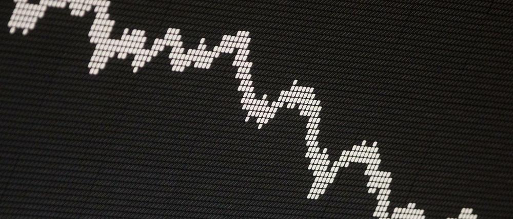 Abwärts. Der Deutsche Aktienindex Dax hat seit seinem Höchststand Ende Januar schon rund sieben Prozent verloren. Auch die US-Börse bricht ein.