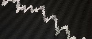 Abwärts. Der Deutsche Aktienindex Dax hat seit seinem Höchststand Ende Januar schon rund sieben Prozent verloren. Auch die US-Börse bricht ein.
