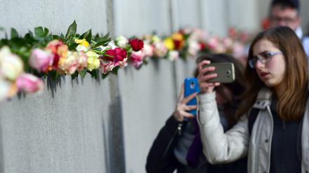 Blumen im Mauerspalt: Schülerinnen an der Gedenkstätte an der Bernauer Straße.