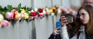 Blumen im Mauerspalt: Schülerinnen an der Gedenkstätte an der Bernauer Straße.