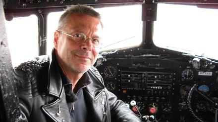 Einfach in die Ferne sehnen. Sänger Reinhard Mey im Cockpit eines „Rosinenbombers“ aus Luftbrückenzeiten.