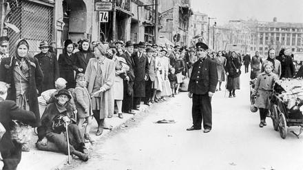 Untergang und Hoffnung. Menschen stehen im zerbombten Berlin Schlange, der Schwarzmarkt blüht.