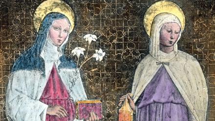 Mit Lilie. Klara von Assisi war die Gründerin des kontemplativen Ordens der Klarissen.