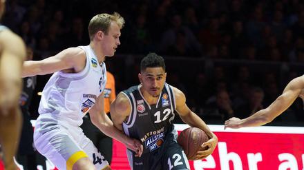 All Stars unter sich. Bambergs Maodo Lo (Nummer 12) trifft auf Albas Luke Sikma. 