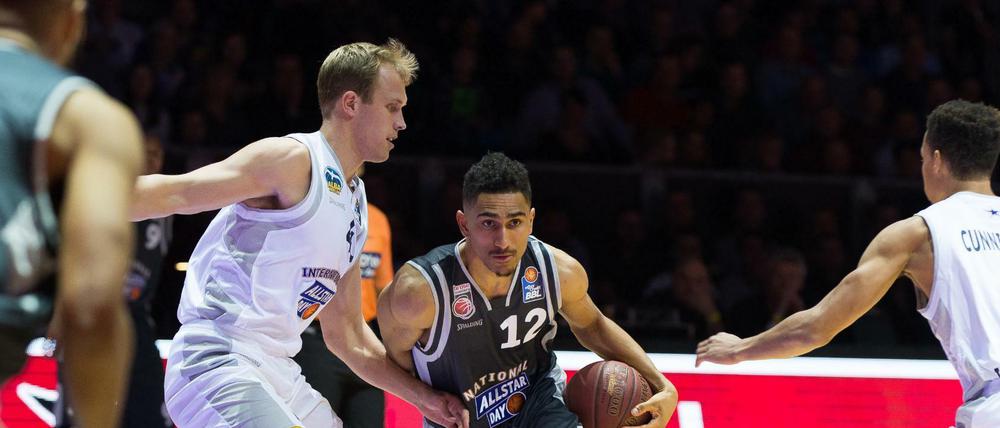 All Stars unter sich. Bambergs Maodo Lo (Nummer 12) trifft auf Albas Luke Sikma. 
