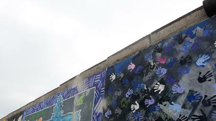 Was von der Mauer übrig blieb, lässt sich in der East-Side-Gallery bestaunen. 