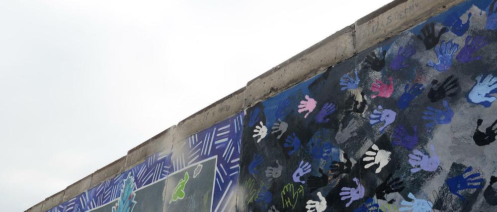 Was von der Mauer übrig blieb, lässt sich in der East-Side-Gallery bestaunen. 