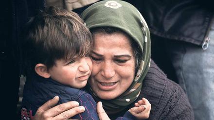 Trauer um die Toten. Eine Mutter weint vor einigen Tagen bei einer Beerdigung in Afrin.