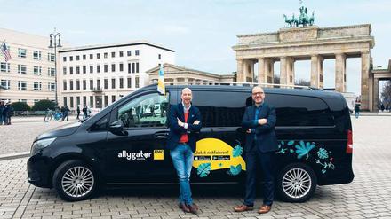 In Berlin am Start. Door-2-Door-Chef Kirschbaum (l.) und ADAC-Geschäftsführer Möller vor einem Allygator-Bus. 