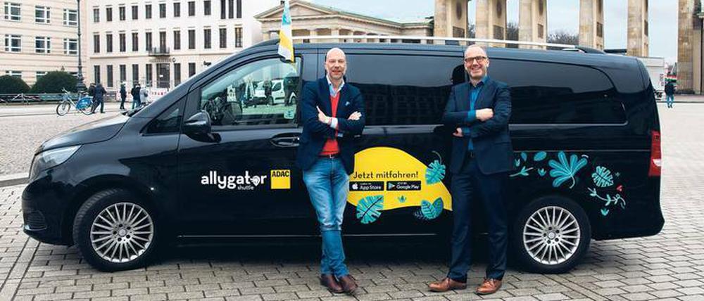 In Berlin am Start. Door-2-Door-Chef Kirschbaum (l.) und ADAC-Geschäftsführer Möller vor einem Allygator-Bus.