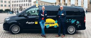 In Berlin am Start. Door-2-Door-Chef Kirschbaum (l.) und ADAC-Geschäftsführer Möller vor einem Allygator-Bus. 