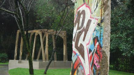 Ein Segment der Berliner Mauer ist seit 2013 Bestandteil des Mahnmalkomplexes "Post-Bloc" in Tirana, Albanien.