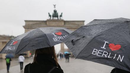 Fast 24 Stunden hat es pausenlos geschüttet. Das gab es in Berlin seit vielen Monaten nicht mehr.
