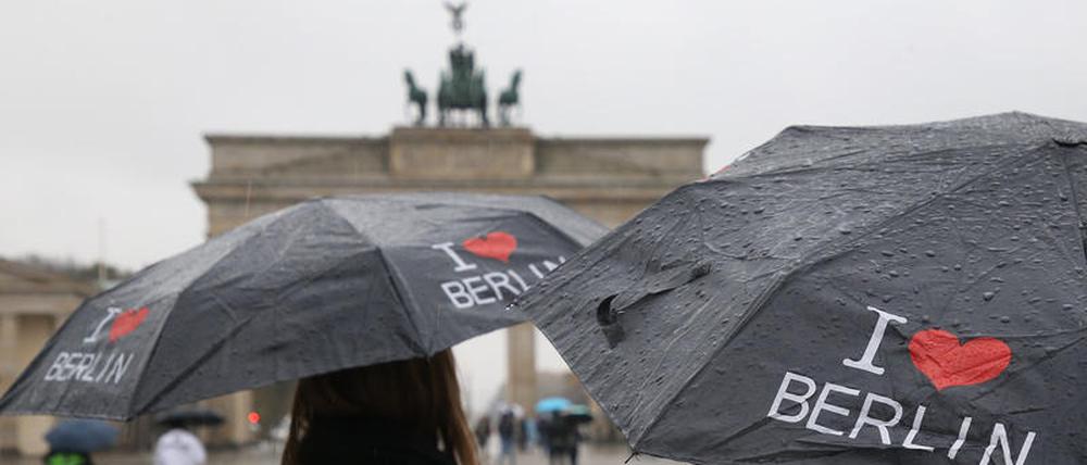 Fast 24 Stunden hat es pausenlos geschüttet. Das gab es in Berlin seit vielen Monaten nicht mehr.