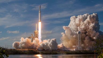 Spektakuläre Inszenierung am Weltraumstartplatz in Florida.